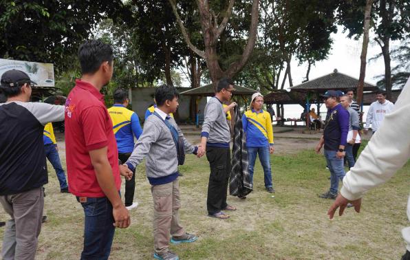 Lomba sambung sarung.