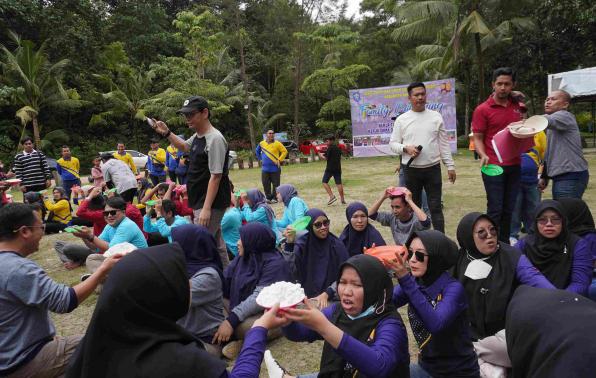 Lomba tepung berantai.