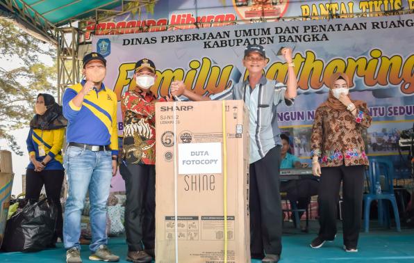 Pemberian Hadiah Utama oleh Bapak Bupati Bangka