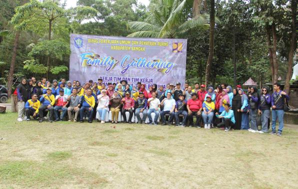 Foto seluruh pegawai DPUPR bersama Bupati Bangka.